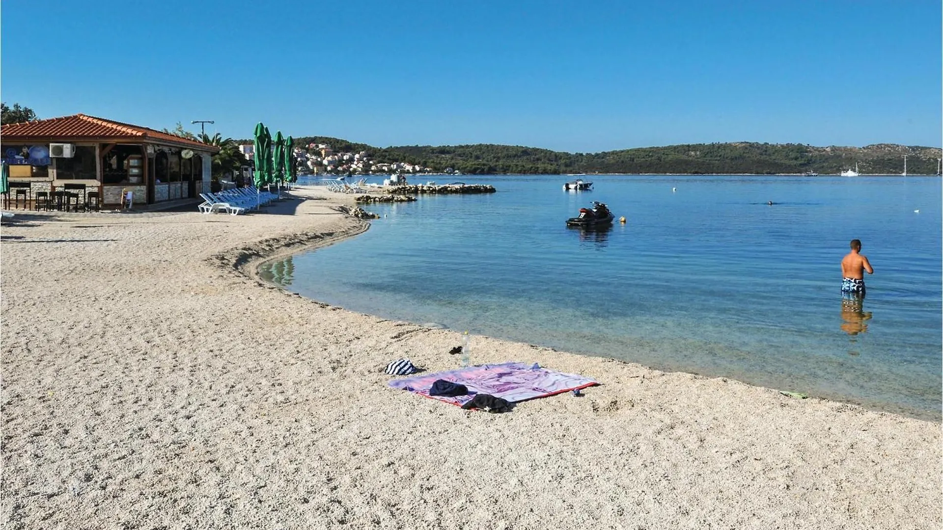 1 Bedroom Cozy Apartment In Okrug Gornji Trogir 0*,