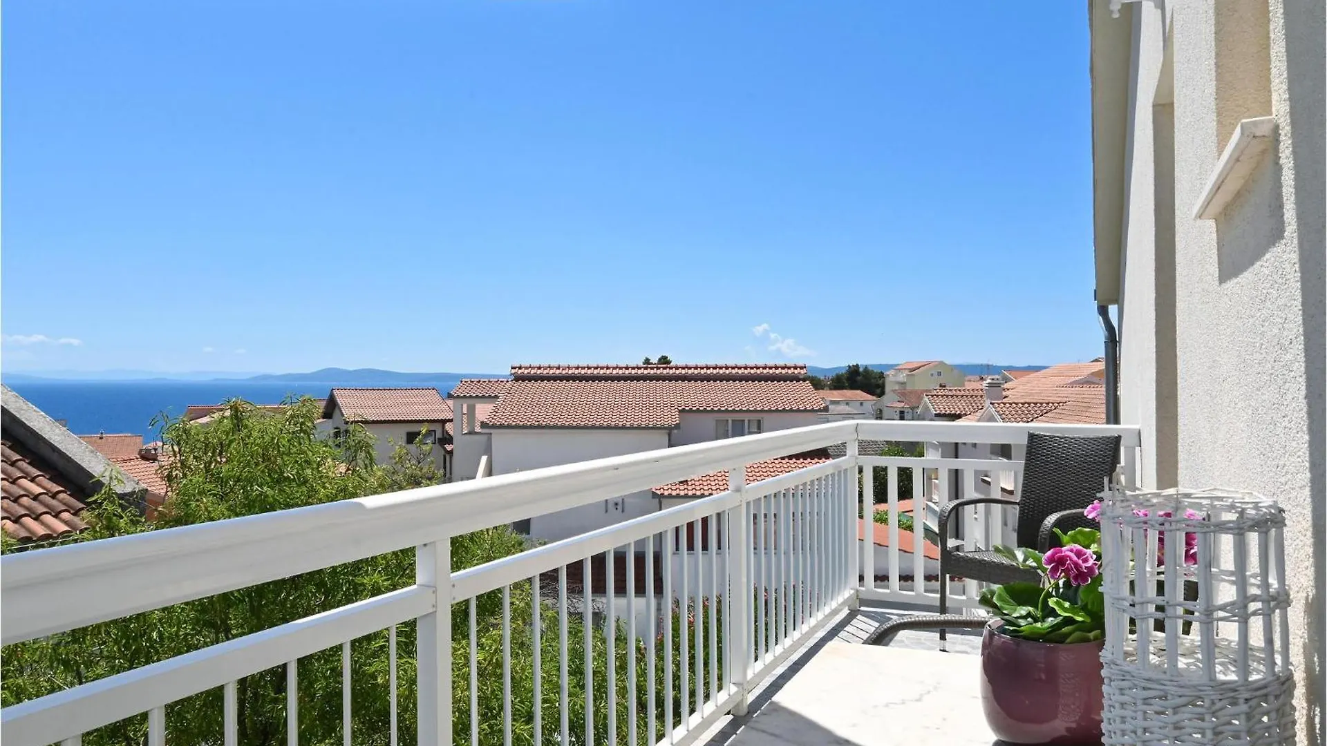 1 Bedroom Cozy Apartment In Okrug Gornji Trogir